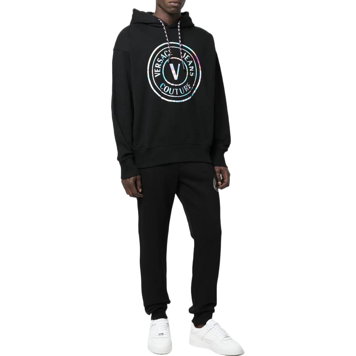 Lookbook 베르사체 진스 쿠튀르 FW22 블랙 로고 프린트 후디. 73GAIG07-CF00G-899