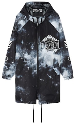 Jaket Hoodie Hitam Versace Jeans Couture FW22 Letter Print. E73GAT402-ECQS34-EM84 Buy Jaket Hoodie Hitam Versace Jeans Couture FW22 Letter Print. E73GAT402-ECQS34-EM84