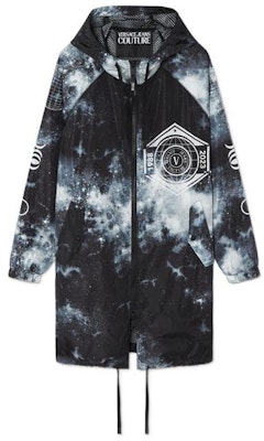 Jaket Hoodie Hitam Versace Jeans Couture FW22 Letter Print. E73GAT402-ECQS34-EM84 Order Jaket Hoodie Hitam Versace Jeans Couture FW22 Letter Print. E73GAT402-ECQS34-EM84