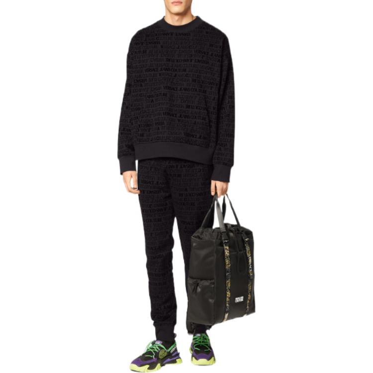 Lookbook 베르사체 진스 쿠튀르 FW22 블랙 로고 크루넥 풀오버 스웻셔츠. E73GAI310-EFS045_E899