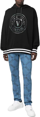 베르사체 진즈 꾸뛰르 FW22 블랙 로고 후디 유니섹스 73GAIG0-1CF00-G899 Lookbook 베르사체 진즈 꾸뛰르 FW22 블랙 로고 후디 유니섹스 73GAIG0-1CF00-G899