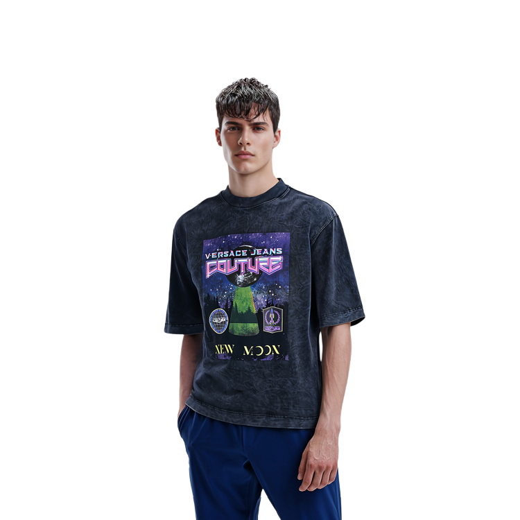 Shop VERSACE JEANS COUTURE FW22 圖案印花黑色圓領短袖T恤 73GAHP09-CJW1P-805