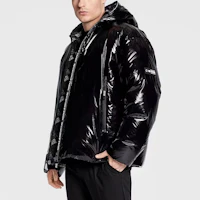 Shop VERSACE JEANS COUTURE FW22 男士亮黑色拉鍊連帽外套 73GAU418CQS5D899