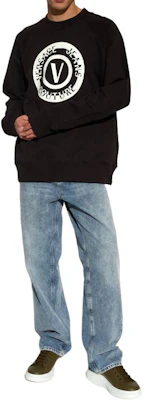 베르사체 진스 꾸뛰르 FW23 블랙 그래픽 프린트 긴팔 스웨트셔츠 76GAIT06-CF01T-899 Lookbook 베르사체 진스 꾸뛰르 FW23 블랙 그래픽 프린트 긴팔 스웨트셔츠 76GAIT06-CF01T-899