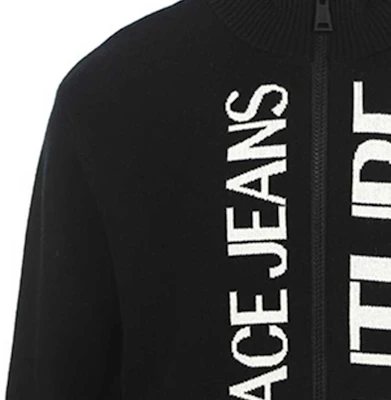 VERSACE JEANS COUTURE FW23 Sweater Pria Hitam Print Letter Knit Zip-Up 75GAFM12-CM11A-A0E Sizing VERSACE JEANS COUTURE FW23 Sweater Pria Hitam Print Letter Knit Zip-Up 75GAFM12-CM11A-A0E