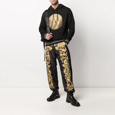 VERSACE JEANS COUTURE 男士黑色圖案印花長袖上衣 B7GWA7TX-30318-BLACK Lookbook VERSACE JEANS COUTURE 男士黑色圖案印花長袖上衣 B7GWA7TX-30318-BLACK