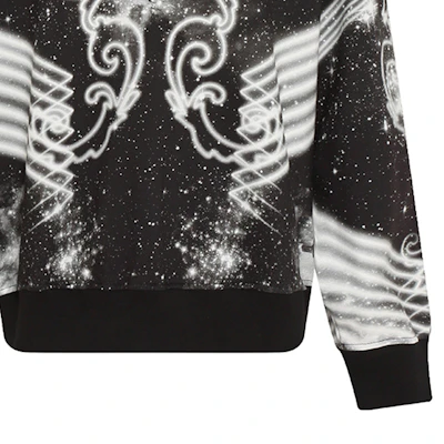 VERSACE JEANS COUTURE Letter Galaxy Black Crewneck Pullover Sweatshirt Men’s. 73GAI3OG-FS054-M89 Sizing VERSACE JEANS COUTURE Letter Galaxy Black Crewneck Pullover Sweatshirt Men’s. 73GAI3OG-FS054-M89