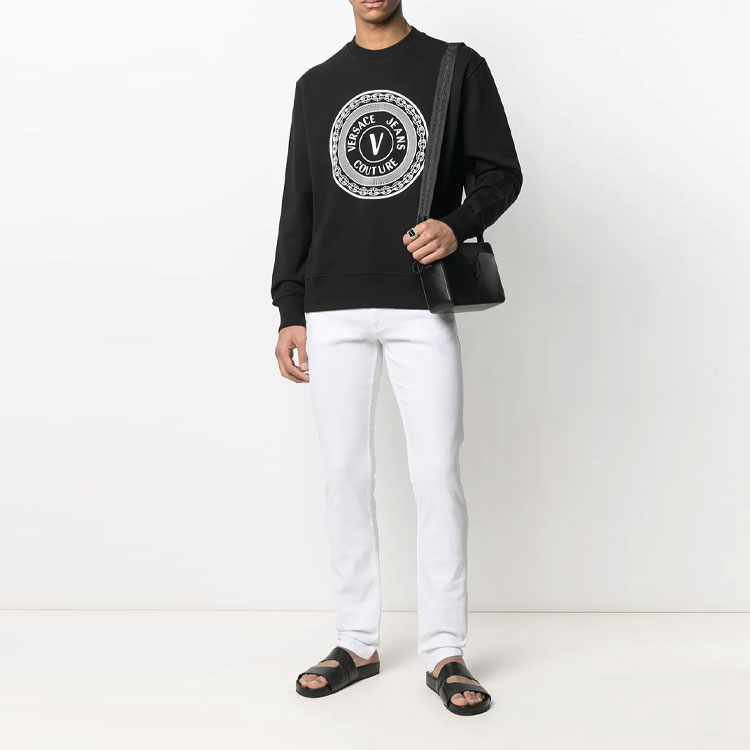 Lookbook Sudadera Negra Hombre VERSACE JEANS COUTURE Cuello Redondo Manga Larga Logo. EB7GWA7TT-E30318-E899