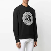Shop VERSACE JEANS COUTURE 男士黑色長袖圓領印花衛衣 EB7GWA7TT-E30318-E899