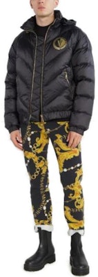 베르사체 진스 꾸뛰르 퀼팅 로고 패치 집업 패딩 자켓 블랙 75GAUD05-CQN6D-899 Shop 베르사체 진스 꾸뛰르 퀼팅 로고 패치 집업 패딩 자켓 블랙 75GAUD05-CQN6D-899