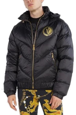 베르사체 진스 꾸뛰르 퀼팅 로고 패치 집업 패딩 자켓 블랙 75GAUD05-CQN6D-899 Details for 베르사체 진스 꾸뛰르 퀼팅 로고 패치 집업 패딩 자켓 블랙 75GAUD05-CQN6D-899