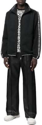 베르사체 진스 쿠튀르 사이드 레터 롱 슬리브 자켓 남성 블랙 73GAI319-F0014-899 Shop 베르사체 진스 쿠튀르 사이드 레터 롱 슬리브 자켓 남성 블랙 73GAI319-F0014-899