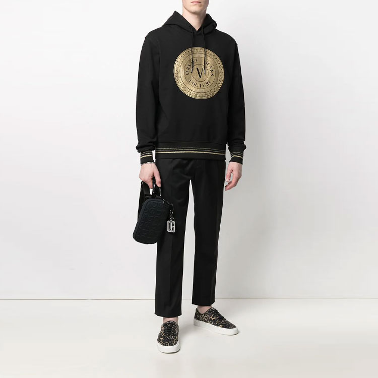 Shop 베르사체 진즈 꾸뛰르 SS21 골드 로고 프린트 후디 블랙 B7GWA7TX-30318-K42