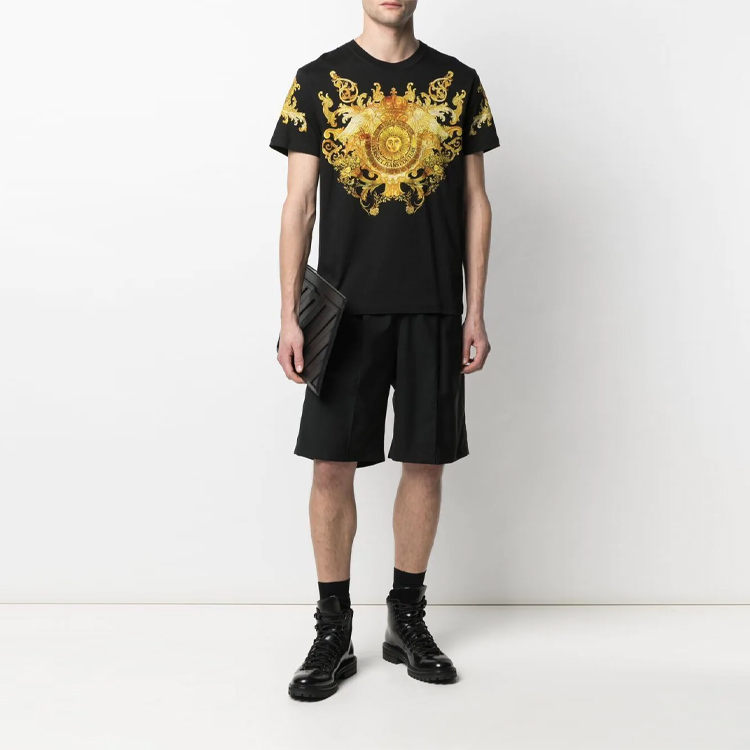 Lookbook VERSACE JEANS COUTURE SS21 Logo Print Pullover T-Shirt Black Mens. B3GWA7S1-S0274-899