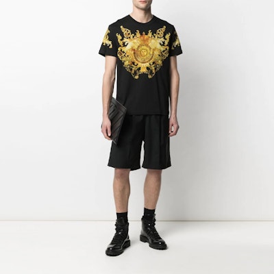 VERSACE JEANS COUTURE SS21 Logo Print Pullover T-Shirt Black Mens. B3GWA7S1-S0274-899 Lookbook VERSACE JEANS COUTURE SS21 Logo Print Pullover T-Shirt Black Mens. B3GWA7S1-S0274-899