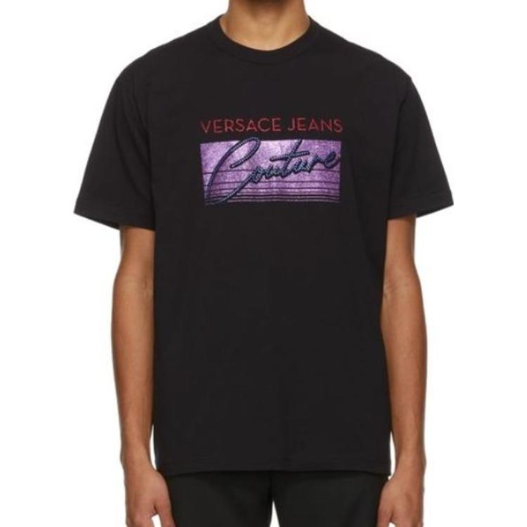 Shop VERSACE JEANS COUTURE SS22 Kemeja-T Kasual Huruf Hitam 72GAHG02-CJ00G-899