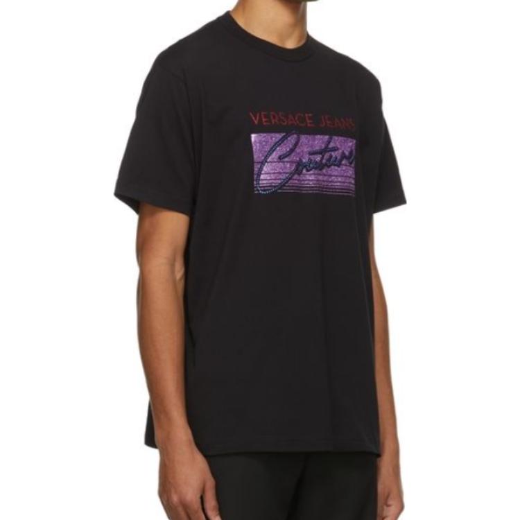 Purchase VERSACE JEANS COUTURE SS22 Kemeja-T Kasual Huruf Hitam 72GAHG02-CJ00G-899