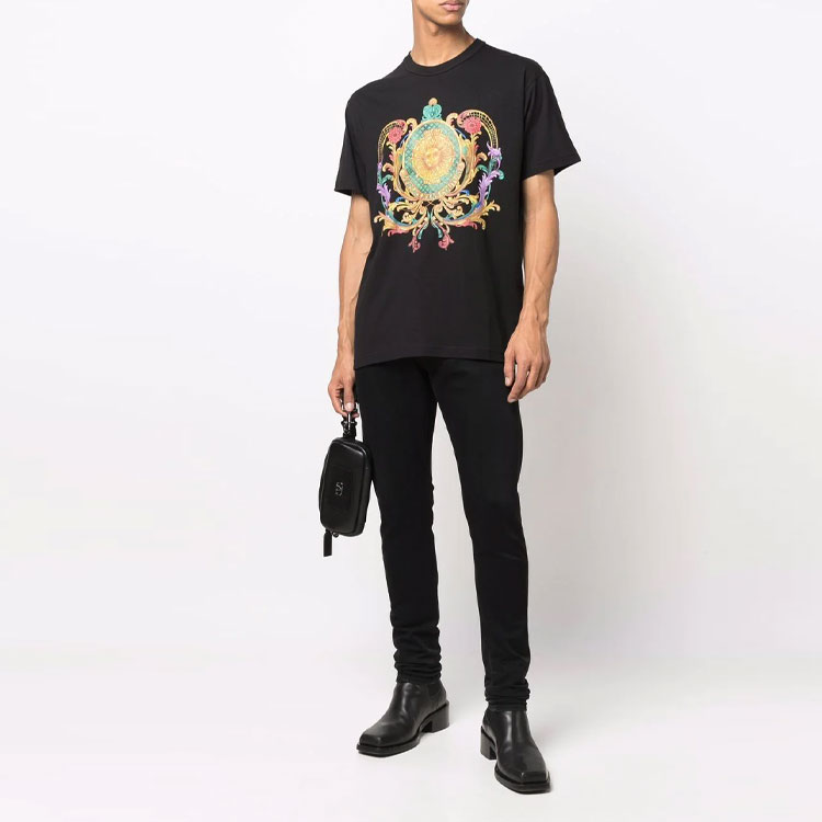 Lookbook VERSACE JEANS COUTURE SS22 巴洛克黑色印花短袖T恤 男款 72GAHF0-2CJ00F-899