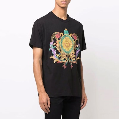 VERSACE JEANS COUTURE SS22 巴洛克黑色印花短袖T恤 男款 72GAHF0-2CJ00F-899 Shop VERSACE JEANS COUTURE SS22 巴洛克黑色印花短袖T恤 男款 72GAHF0-2CJ00F-899