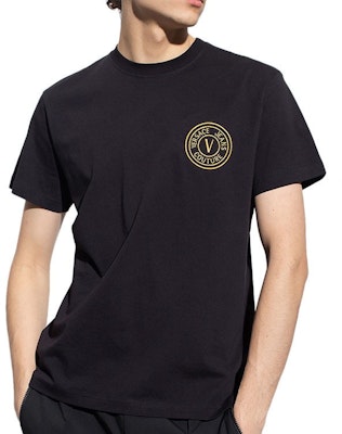 ヴェルサーチ ジーンズクチュール SS22 ブラック Vロゴ刺繍入りクルーネックTシャツ メンズ 72GAHT04-72UP600-G89 Shop ヴェルサーチ ジーンズクチュール SS22 ブラック Vロゴ刺繍入りクルーネックTシャツ メンズ 72GAHT04-72UP600-G89