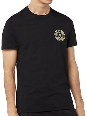 ヴェルサーチ ジーンズクチュール SS22 ブラック Vロゴ刺繍入りクルーネックTシャツ メンズ 72GAHT04-72UP600-G89 Purchase ヴェルサーチ ジーンズクチュール SS22 ブラック Vロゴ刺繍入りクルーネックTシャツ メンズ 72GAHT04-72UP600-G89