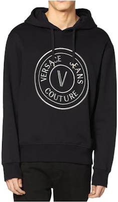 VERSACE JEANS COUTURE SS22 Baju Hitam dengan Cetakan Huruf Kelabu. 73GAIT05-CF00T-C89 Lookbook VERSACE JEANS COUTURE SS22 Baju Hitam dengan Cetakan Huruf Kelabu. 73GAIT05-CF00T-C89