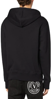 VERSACE JEANS COUTURE SS22 Baju Hitam dengan Cetakan Huruf Kelabu. 73GAIT05-CF00T-C89 Shop VERSACE JEANS COUTURE SS22 Baju Hitam dengan Cetakan Huruf Kelabu. 73GAIT05-CF00T-C89