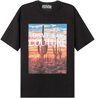 VERSACE JEANS COUTURE SS22 Graphic Logo Print Black Relaxed Fit T-Shirt Men 72GAHP11-CJWAP-899 VERSACE JEANS COUTURE SS22 Graphic Logo Print Black Relaxed Fit T-Shirt Men 72GAHP11-CJWAP-899