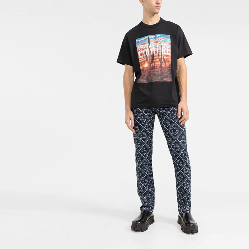 Shop Camiseta Hombre Negra Relajada VERSACE JEANS COUTURE SS22 Logo Gráfico. 72GAHP11-CJWAP-899