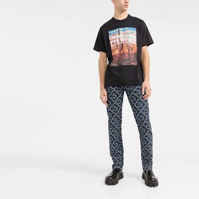 Camiseta Hombre Negra Relajada VERSACE JEANS COUTURE SS22 Logo Gráfico. 72GAHP11-CJWAP-899 Shop Camiseta Hombre Negra Relajada VERSACE JEANS COUTURE SS22 Logo Gráfico. 72GAHP11-CJWAP-899