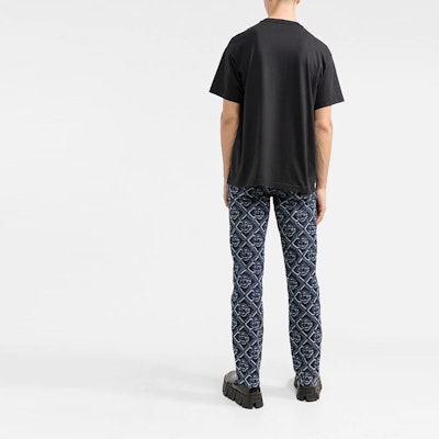 Camiseta Hombre Negra Relajada VERSACE JEANS COUTURE SS22 Logo Gráfico. 72GAHP11-CJWAP-899 Purchase Camiseta Hombre Negra Relajada VERSACE JEANS COUTURE SS22 Logo Gráfico. 72GAHP11-CJWAP-899