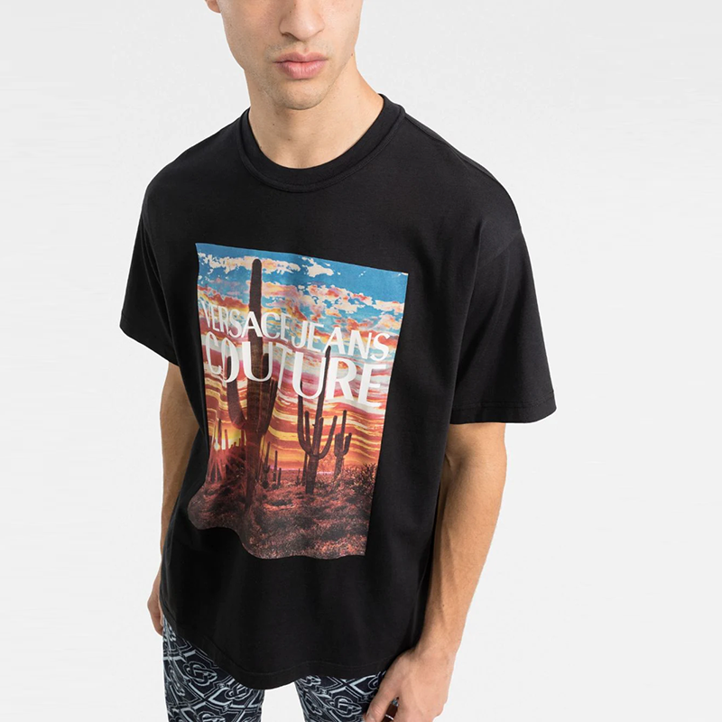 Details for Camiseta Hombre Negra Relajada VERSACE JEANS COUTURE SS22 Logo Gráfico. 72GAHP11-CJWAP-899