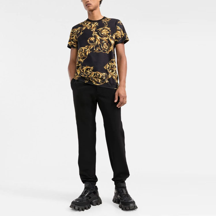 Lookbook VERSACE JEANS COUTURE SS22 Graphic Print Crewneck T-Shirt Black  Edition 72GAH6S0-JS049-G89