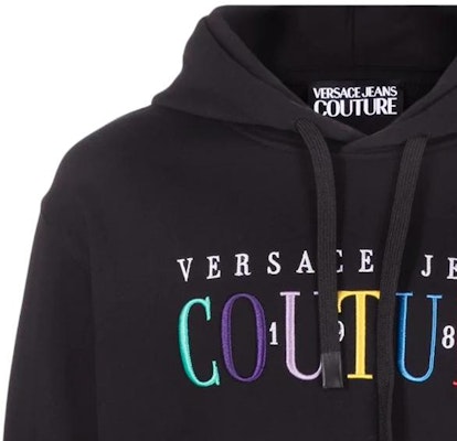 ヴェルサーチ ジーンズ クチュール SS22 ロゴ刺繍 コットンフーディ ブラック メンズ 72GAIT0-6CF01T-899 Sizing ヴェルサーチ ジーンズ クチュール SS22 ロゴ刺繍 コットンフーディ ブラック メンズ 72GAIT0-6CF01T-899