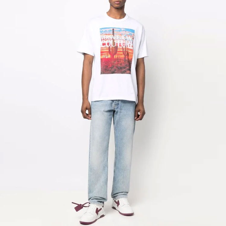 Shop 베르사체 진 쿠튀르 SS22 로고 프린트 반팔 티셔츠 남성용 화이트. 72GAHP11-CJWAP-003