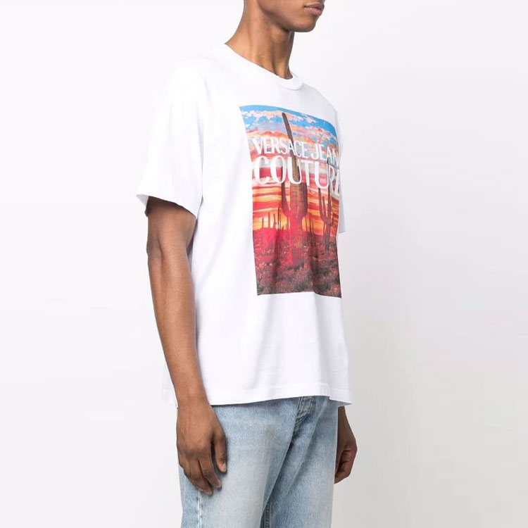 Purchase 베르사체 진 쿠튀르 SS22 로고 프린트 반팔 티셔츠 남성용 화이트. 72GAHP11-CJWAP-003