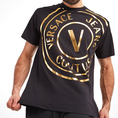 Camiseta Negra VERSACE JEANS COUTURE SS22 con Logo Metálico. 72GAHT16-CJ00O-G89 Sizing Camiseta Negra VERSACE JEANS COUTURE SS22 con Logo Metálico. 72GAHT16-CJ00O-G89