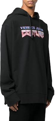 베르사체 진즈 꾸뛰르 SS23 블랙 캐주얼 프린트 스웨트셔츠. 73GAIP-04CF01P-899 Purchase 베르사체 진즈 꾸뛰르 SS23 블랙 캐주얼 프린트 스웨트셔츠. 73GAIP-04CF01P-899