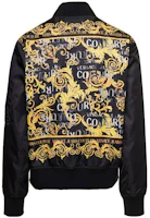 Lookbook VERSACE JEANS COUTURE SS23 黑色印花拉鍊飛行夾克. 74GASD07-CQS56-G89