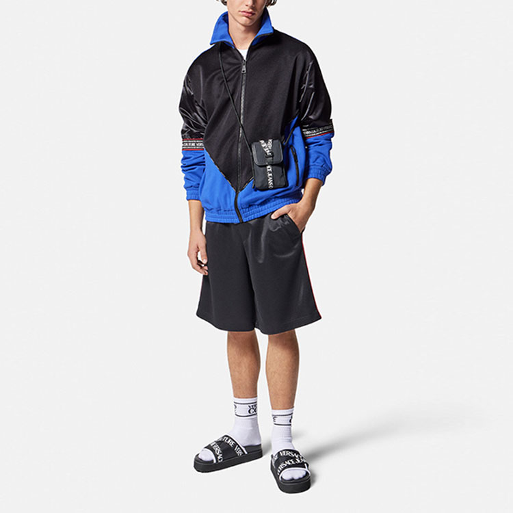 Lookbook VERSACE JEANS COUTURE SS23 藍色logo印花高領外套 E74GAI306-EF0015-E899