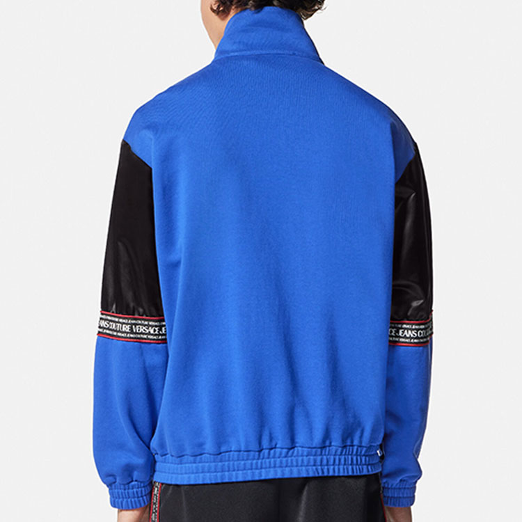 Shop VERSACE JEANS COUTURE SS23 藍色logo印花高領外套 E74GAI306-EF0015-E899