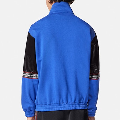 VERSACE JEANS COUTURE SS23 藍色logo印花高領外套 E74GAI306-EF0015-E899 Shop VERSACE JEANS COUTURE SS23 藍色logo印花高領外套 E74GAI306-EF0015-E899