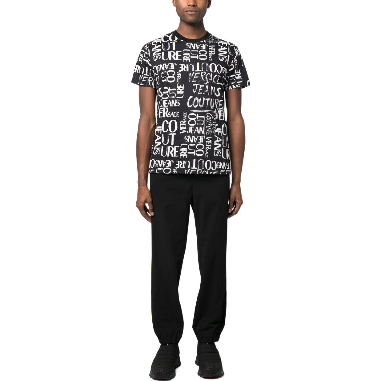 Lookbook ヴェルサーチ ジーンズ クチュール SS23 総ロゴ クルーネックTシャツ ブラック 74GAH6S2-JS167-899