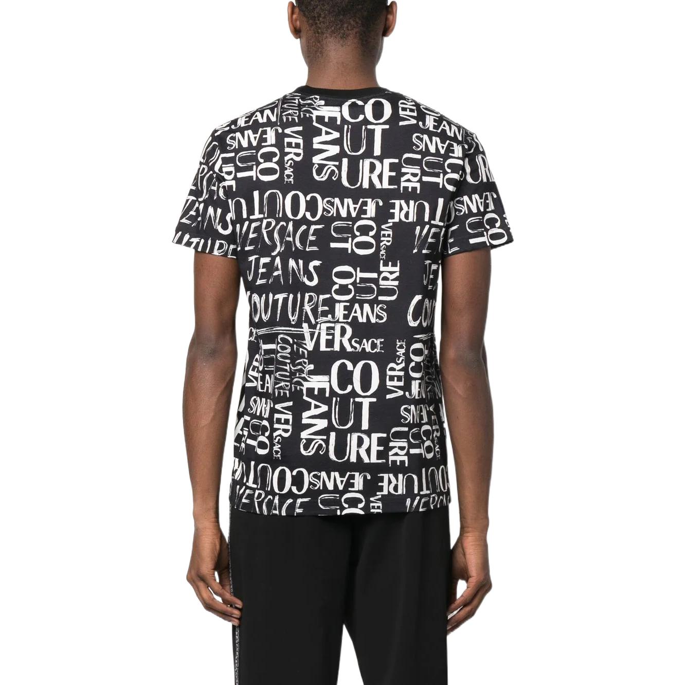 Shop ヴェルサーチ ジーンズ クチュール SS23 総ロゴ クルーネックTシャツ ブラック 74GAH6S2-JS167-899