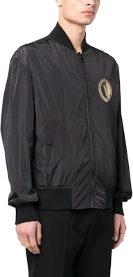 VERSACE JEANS COUTURE SS23 Black Logo Print Long Sleeve Jacket for Men. 74GASD-17CQS51-G89 Purchase VERSACE JEANS COUTURE SS23 Black Logo Print Long Sleeve Jacket for Men. 74GASD-17CQS51-G89