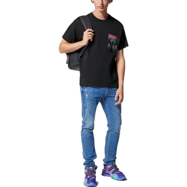 Lookbook 베르사체 진 꾸뛰르 SS23 플로럴 로고 프린트 크루넥 티셔츠. E74GAH6RG-EJS173-EG89