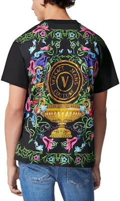 베르사체 진 꾸뛰르 SS23 플로럴 로고 프린트 크루넥 티셔츠. E74GAH6RG-EJS173-EG89 Purchase 베르사체 진 꾸뛰르 SS23 플로럴 로고 프린트 크루넥 티셔츠. E74GAH6RG-EJS173-EG89