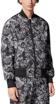 Jaket Reversible VERSACE JEANS COUTURE SS23 Logo All-Over Hitam Pria. E74GASD17-ECQS51-E801 Shop Jaket Reversible VERSACE JEANS COUTURE SS23 Logo All-Over Hitam Pria. E74GASD17-ECQS51-E801