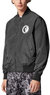 Jaket Reversible VERSACE JEANS COUTURE SS23 Logo All-Over Hitam Pria. E74GASD17-ECQS51-E801 Purchase Jaket Reversible VERSACE JEANS COUTURE SS23 Logo All-Over Hitam Pria. E74GASD17-ECQS51-E801