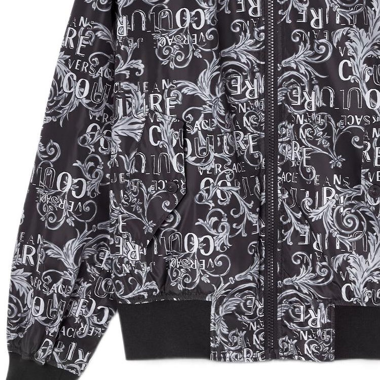 Sizing Jaket Reversible VERSACE JEANS COUTURE SS23 Logo All-Over Hitam Pria. E74GASD17-ECQS51-E801